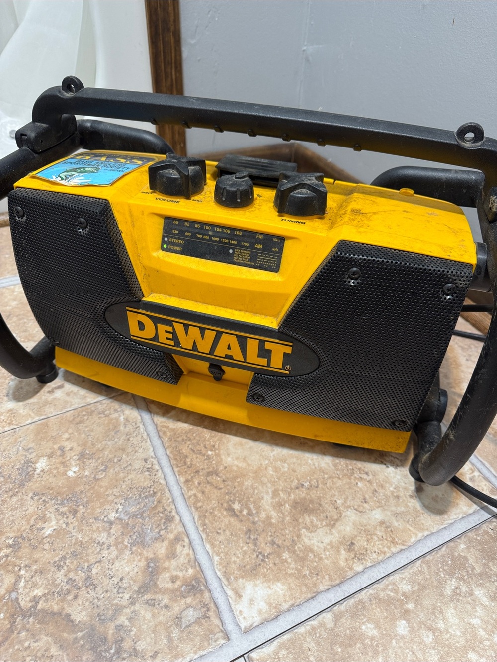 DeWalt DW911 Jobsite Worksite AM / FM / AUX Radio in yellow